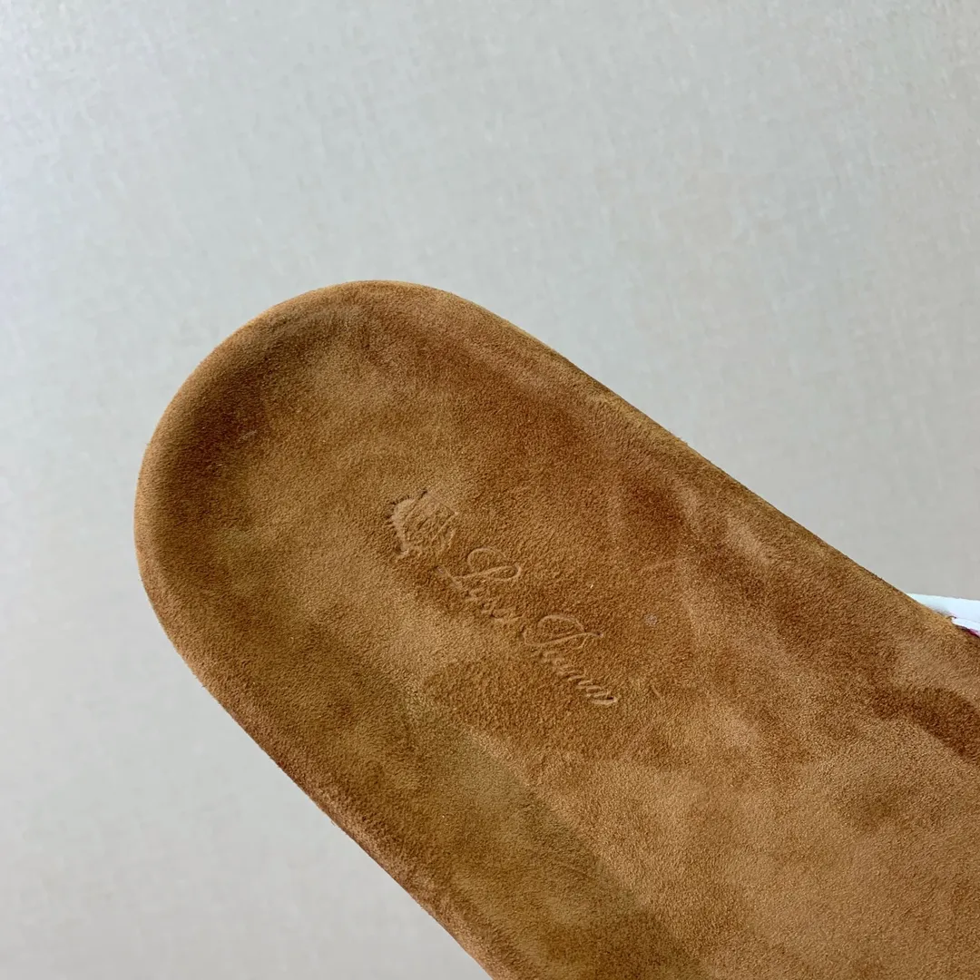 【LP】P:600💰 Size: 39-46 (45.46 can be customized) 【Loro Piana】LP men's slippers. Italian top cashmere is retro, elegant, low-key and luxurious. Both fashionable and practical, the leather is still of the highest quality in the entire network. The upper is silky and smooth. Wear-resistant and highly elastic beef tendon bottom. .